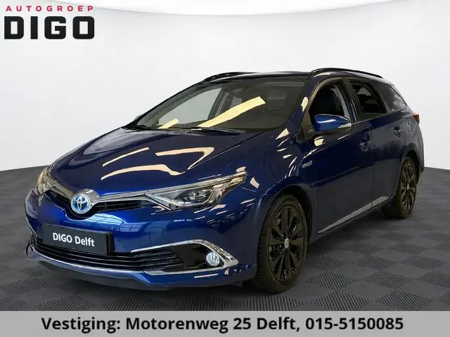 Toyota AURIS 1.8 HYBRID EXECUTIVE AUTOMAAT . PANORAMA DAK  . STOEL VERWARMING . PDC VOOR/ACHTER .