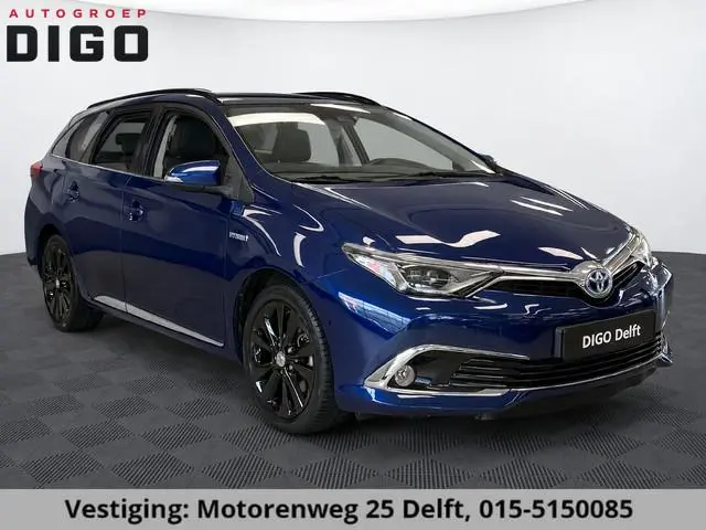 Toyota AURIS 1.8 HYBRID EXECUTIVE AUTOMAAT . PANORAMA DAK  . STOEL VERWARMING . PDC VOOR/ACHTER .