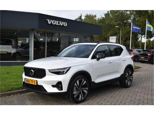 Volvo XC40 B4 Plus Dark | ACC | Trekhaak | Schuif/kanteldak | Stoel + Stuur verwarmd | BLIS | Nubuck...