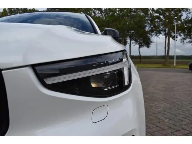 Volvo XC40 B4 Plus Dark | ACC | Trekhaak | Schuif/kanteldak | Stoel + Stuur verwarmd | BLIS | Nubuck...