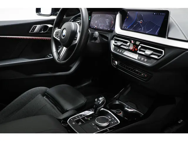 BMW 1-serie 118i Business Edition | SPORT LINE | PANORAMADAK | SPORTSTOELEN | DAB | APPLE