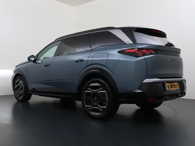 Peugeot e-5008