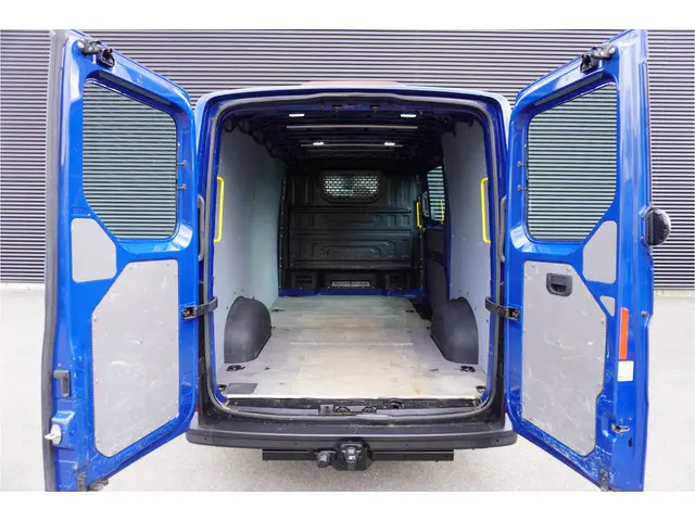 Volkswagen Crafter 35 140pk L3H3/L2H2 Navigatie Trekhaak Parkeersensoren Stoelverwarming Airco