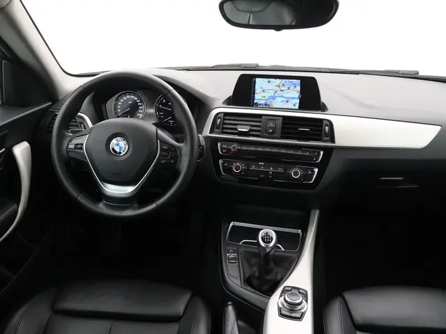 BMW 1-serie 118i 3-DEURS + LEDER | SPORTSTOELEN | STOELVERW. | 18 INCH