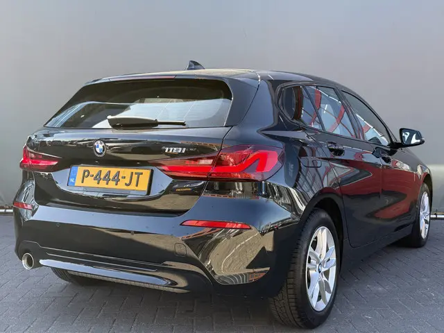 BMW 1-serie BWJ 2022 118i 136 PK Business Edition AUTOMAAT | FULL LED | HALF LEDER | STOELVERW. | CA...