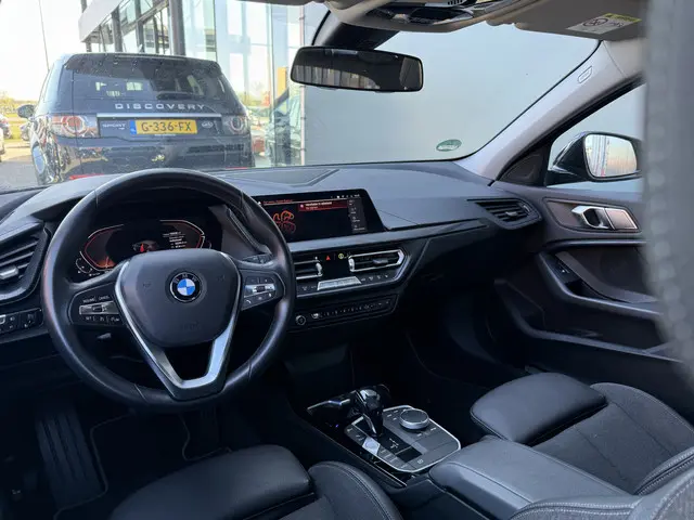 BMW 1-serie BWJ 2022 118i 136 PK Business Edition AUTOMAAT | FULL LED | HALF LEDER | STOELVERW. | CA...
