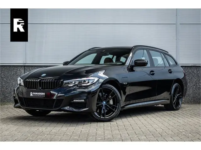 BMW 3-serie Touring 330e M-sport Adaptief onderstel / 19inch / elec stoelen / Camera / Stoelverwarmi...