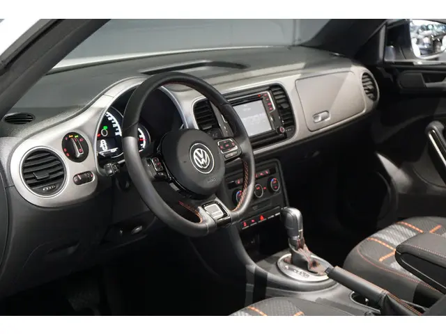 Volkswagen Beetle Cabriolet 1.2 TSI Club + CAMERA / XENON / APPLE CARPLAY