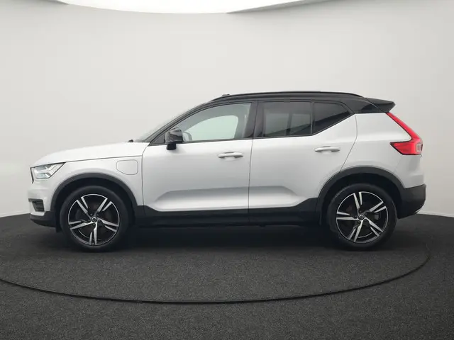 Volvo XC40 T5 Twin Engine R-Design Plug In Hybrid 262pk Dealer O.H. PHEV | Panodak | Camera | Harman...