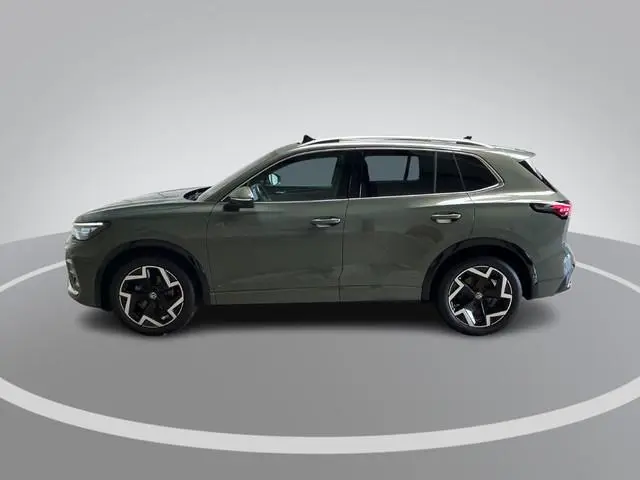 Volkswagen Tiguan 1.5eTSI/150PK R-Line · Panoramadak · Trekhaak · 360°Camera + Parkeersensoren · Gar...