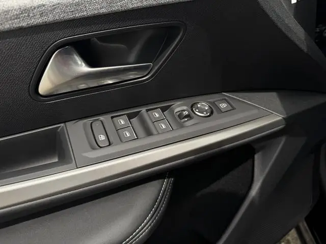 Peugeot e-5008