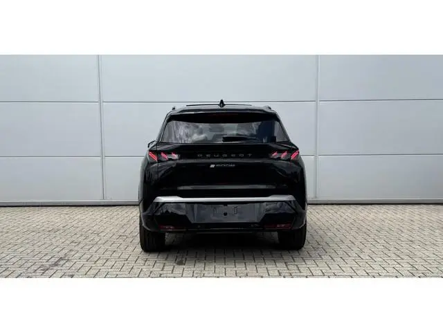 Peugeot e-5008