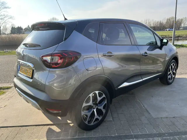 Renault Captur 0.9 TCe Intens / Camera / PDC. V+A / Climate / Keyless / Blind spot / LMV /
