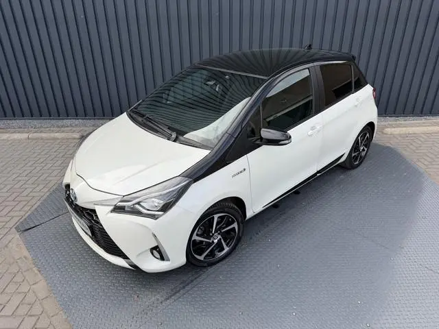 Toyota Yaris 1.5 Hybrid Bi-Tone Plus | Pano dak | PDC Achter | 10 jr GARANTIE | Rijklaar!!