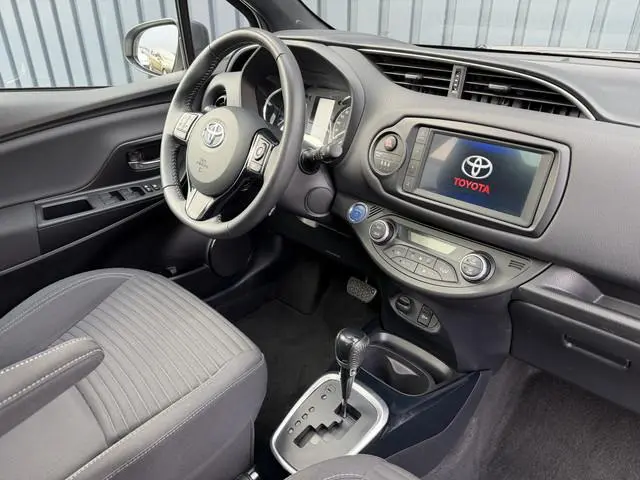 Toyota Yaris 1.5 Hybrid Bi-Tone Plus | Pano dak | PDC Achter | 10 jr GARANTIE | Rijklaar!!