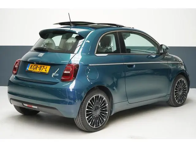 Fiat 500 La Prima 42 kWh | Schuif/kanteldak | Carplay | Adaptive cruise | Parkeersensoren | Pack win...