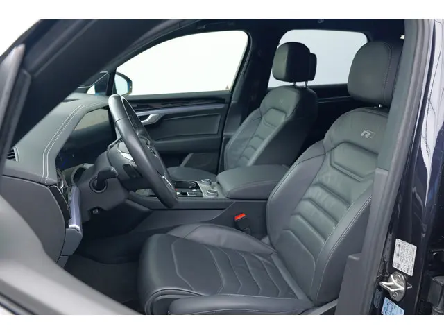 Volkswagen Touareg 3.0 TSI R-Line | Pano | Trekhaak | Head-up | Luchtvering