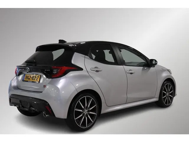 Toyota Yaris 1.5 Hybrid 130 GR Sport, BSM, Draadloos Apple Carplay & Android Auto, Pano dak, Stoel &...