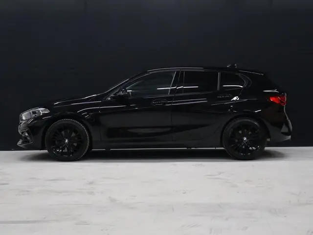 BMW 1-serie 118i Executive Edition [AFNEEMBARE TREKHAAK, APPLE CARPLAY, ANDROID, SPORTSTOELEN, PDC V...