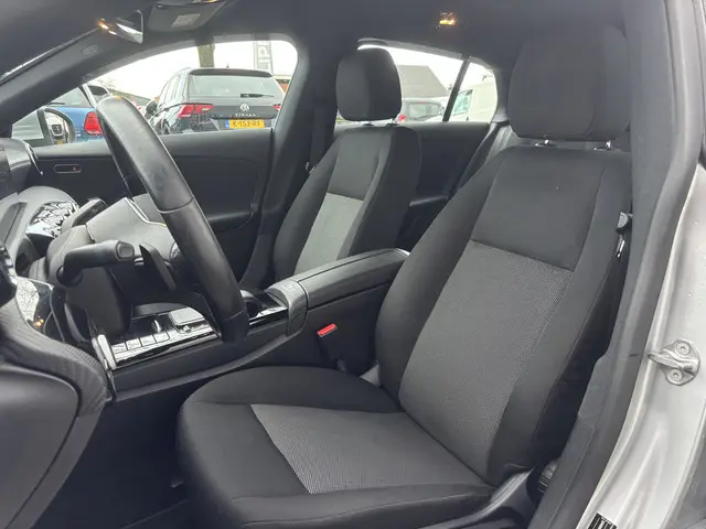 Mercedes-Benz CLA-klasse Shooting Brake 180 Business Solution | Mbux | Stoelverwarming | Parkeer Cam...