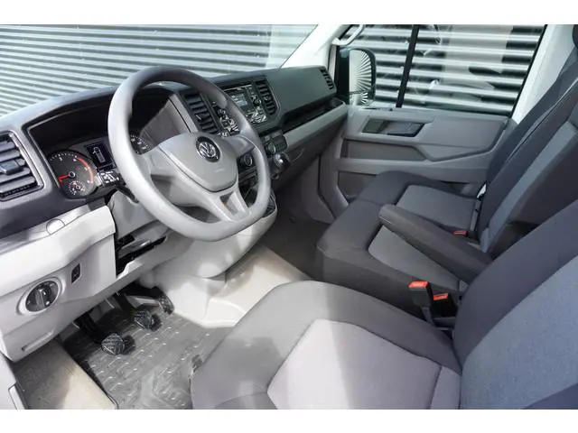 Volkswagen Crafter 35 140pk L3H2/L2H1 Cruise control Airco Trekhaak 3-Zits Laadruimte betimmering Bl...