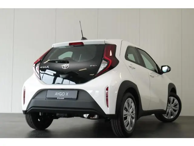 Toyota Aygo X Hybrid 115 play, Nieuw, in juli leverbaar met €1500,- inruilpremie!!