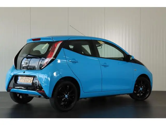 Toyota Aygo 1.0 VVT-i X-Play, Zwarte hoogglans velgen LM velgen, Camera, Airco!