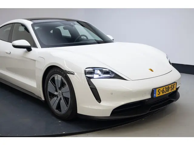 Porsche Taycan Performance 93 kWh | Panoramadak | Warmtepomp | Camera | 5 zits |