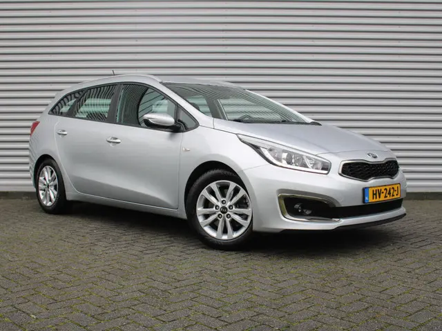 Kia cee'd Sportswagon 1.6 GDI First Edition | Trekhaak | Camera | Cruise | Navi | Airco | 16' LM | All season banden |