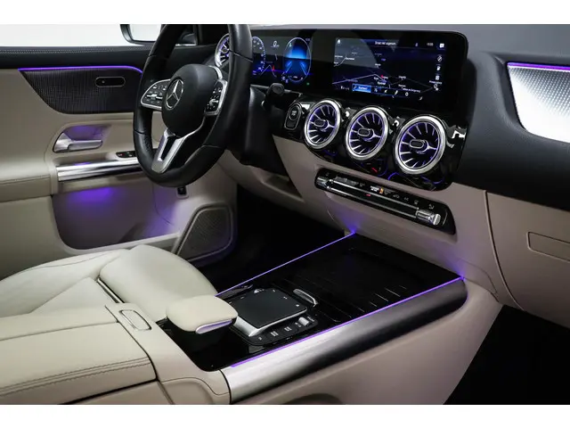 Mercedes-Benz EQA 250 67 kWh SOH 96% | PANORAMADAK | STOELVERWARMING | APPLE | DEALER ONDERHOUDEN