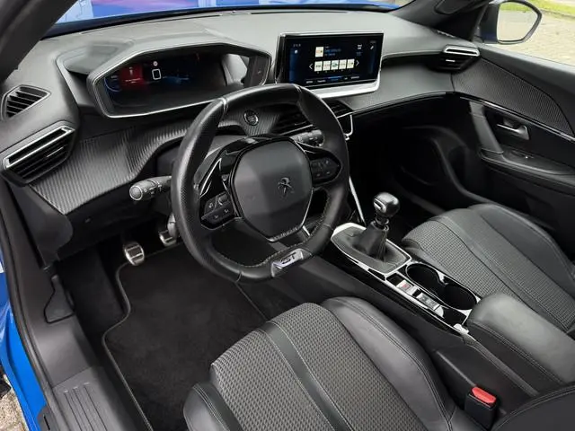 Peugeot 2008 1.2 PureTech GT / Carplay / Camera / Sensoren V+A / 17'' LM /