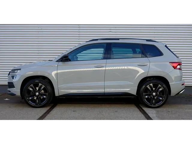 Skoda Karoq 1.5 TSi ACT DSG7 Sportline Business I NL-Auto I Pano I LED I Virtual I