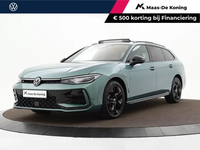 Volkswagen Passat Variant 1.5 eTSI 272pk DSG R-Line Edition · Panoramadak · Camera · Inklap. Trekhaa...