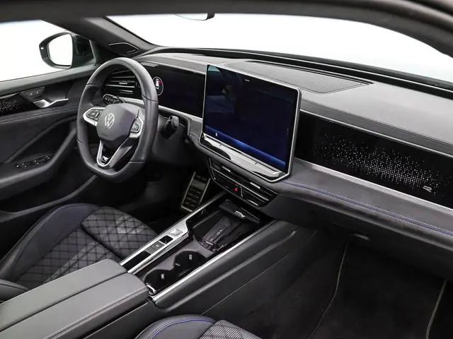 Volkswagen Passat Variant 1.5 eTSI 272pk DSG R-Line Edition · Panoramadak · Camera · Inklap. Trekhaa...