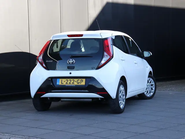 Toyota Aygo 1.0 VVT-i x-play | CAMERA | ELEK. SPIEGELS | BLEUTOOTH | CRUISE | AIRCO |