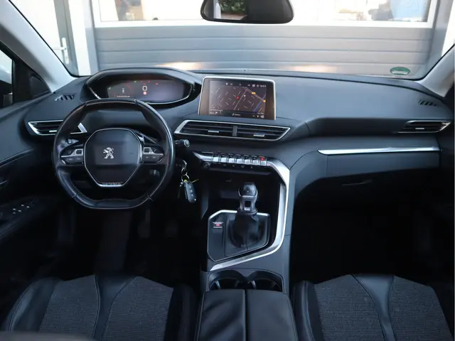 Peugeot 3008 1.2 PureTech Allure Nieuwe D-riem/ All-season banden/ Keurige auto