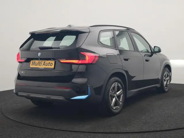 BMW iX1 xDrive30 67 kWh 313pk Dealer O.H. | Trekhaak Af Fabriek | Camera | Adaptief M Onderstel | Vo...