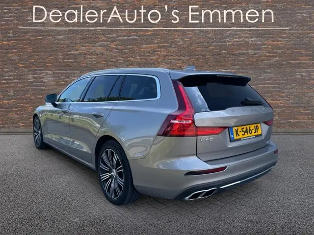 Volvo V60 2.0 B3 Inscription PANODAK LEDER SPORTSTOELEN XENON