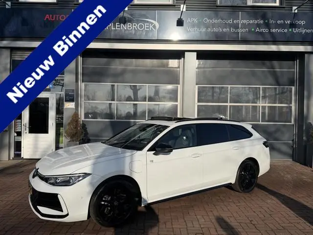Volkswagen Passat Variant 1.5 eHybrid  R-Line Edition | 272 Pk AutomaatMatrix LED | Panoramadak | He...