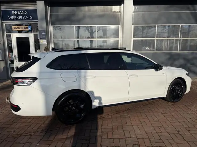 Volkswagen Passat Variant 1.5 eHybrid  R-Line Edition | 272 Pk AutomaatMatrix LED | Panoramadak | He...
