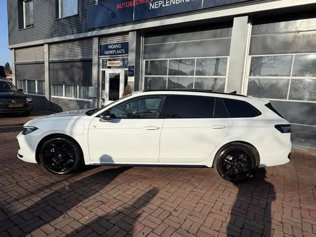 Volkswagen Passat Variant 1.5 eHybrid  R-Line Edition | 272 Pk AutomaatMatrix LED | Panoramadak | He...