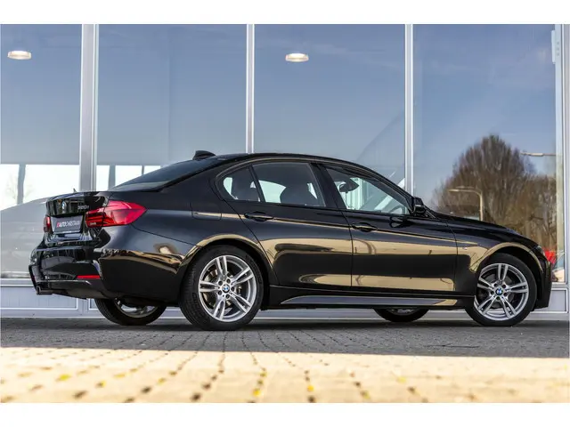BMW 3-serie 320i High Executive M-Sport | Leder | LED | NL Auto