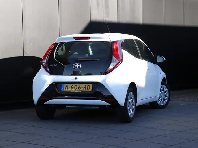 Toyota Aygo 1.0 VVT-i x-play | CAMERA | ELEK. SPIEGELS | BLEUTOOTH | CRUISE | AIRCO |