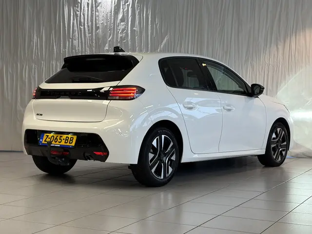 Peugeot 208 1.2 PureTech 100 Allure Trekhaak / Camera / All saeson / Carplay  / Cruise