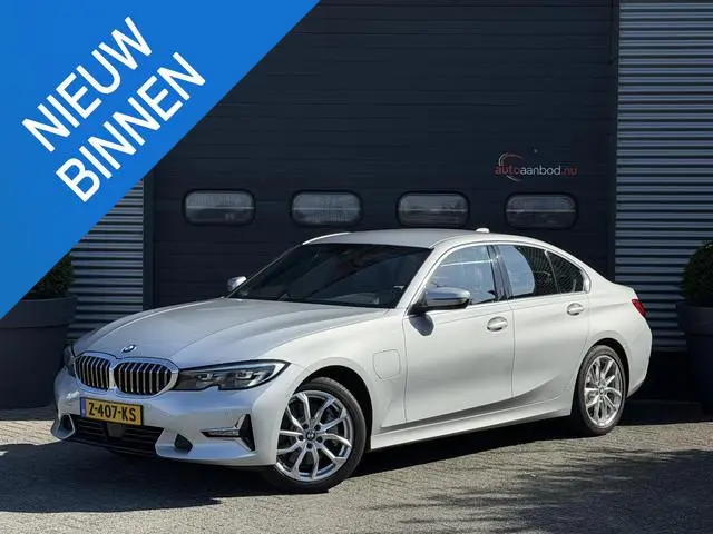 BMW 3-serie 330e High Executive | Camera | Navigatie | Memory Stoelen | Lederen Bekleding | Stoelver...