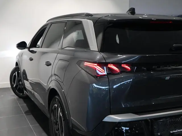 Peugeot e-5008