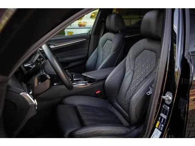 BMW 5-serie Touring 530e High Executive M-Sport , SOH 85%, Pano, Laser, Head-up Display, 360-camera