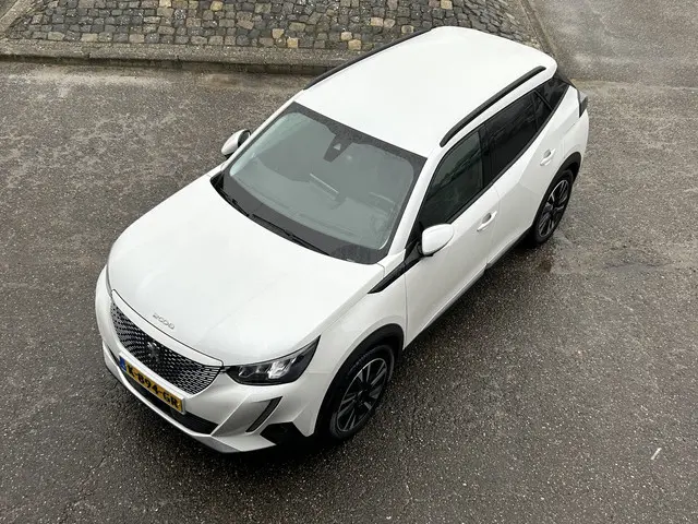 Peugeot e-2008 EV Allure 50 kWh 1e EIGENAAR METALLIC VIRTUAL COCKPIT ADAPT CRUISE CAMERA HALF LEER L...