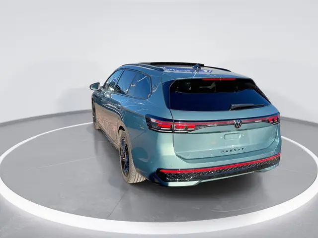 Volkswagen Passat Variant 1.5eHybrid 200kW/272PK R-Line DSG Panoramadak ·  Trekhaak · Camera + Parke...