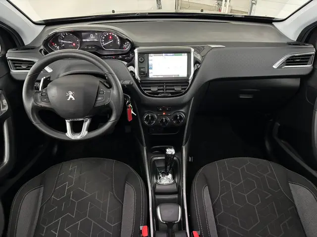 Peugeot 2008 1.2 PureTech Blue Lion | TREKHAAK | PANO-DAK | CARPLAY |